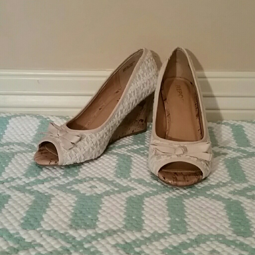Wedged shoes